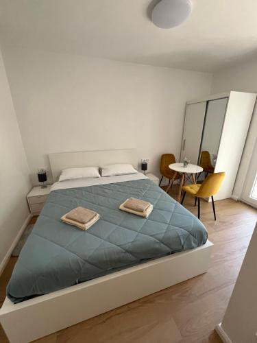 Postel nebo postele na pokoji v ubytování Green oasis for Two, 30 meters from sea