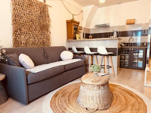 un salon avec un canapé et une table dans l'établissement La Lavandière, centre historique, fibre, ESS, rez-de-chaussée, BedinShop, à Romans-sur-Isère