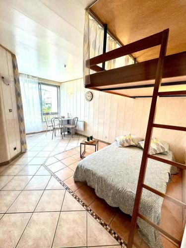 - une chambre avec des lits superposés et une salle à manger dans l'établissement La Mouette - Plein Centre Ville, à La Grande Motte