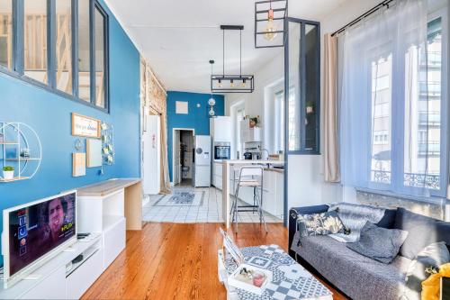 - un salon avec des murs bleus et un canapé dans l'établissement Chaleureux T2 Lyon proche gare, à Lyon