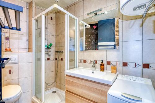 une salle de bain avec un lavabo et des toilettes dans l'établissement Chaleureux T2 Lyon proche gare, à Lyon