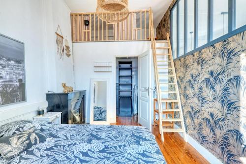 - une chambre avec un lit bleu et blanc et un escalier dans l'établissement Chaleureux T2 Lyon proche gare, à Lyon