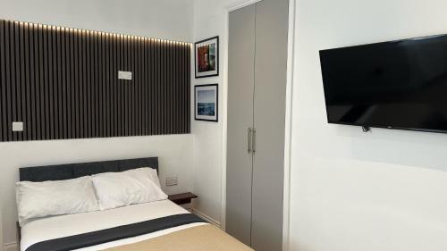 TV a/nebo společenská místnost v ubytování London Studios and Suites