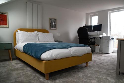 a bedroom with a bed and a desk with a computer at Stylish Brighton Haven, Sleeps 1 to 7, free parking in Brighton & Hove