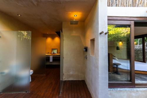プンタ・アレンにあるCasa Xik'Nal - Luxury Beach Front Villaの廊下