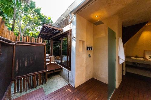 Casa Xik'Nal - Luxury Beach Front Villaにあるバルコニーまたはテラス