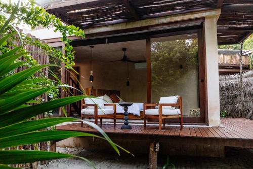 Casa Xik'Nal - Luxury Beach Front Villaにある庭