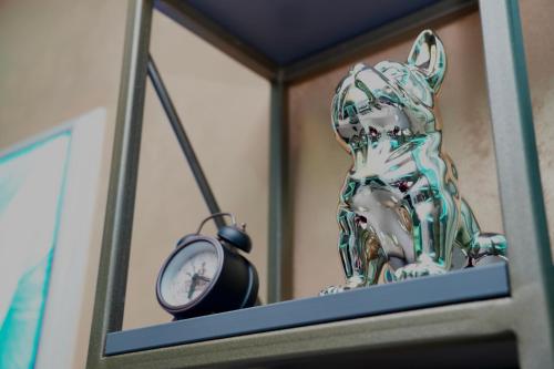 a glass dog sitting on a shelf next to a lamp at Apartman S&V 1 Wellness & Spa Juba in Lukavica