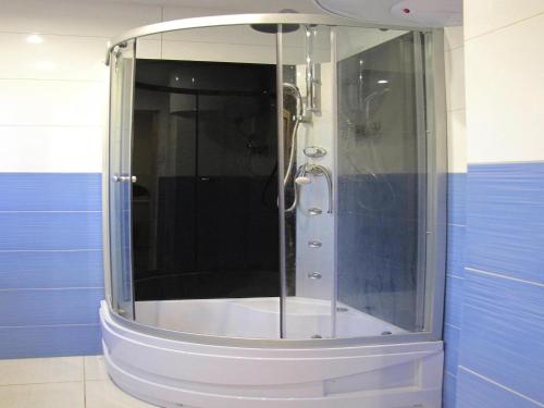 Vannituba majutusasutuses Holiday home with a terrace, right on the lake