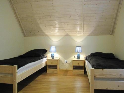 Voodi või voodid majutusasutuse Holiday home with a terrace, right on the lake toas