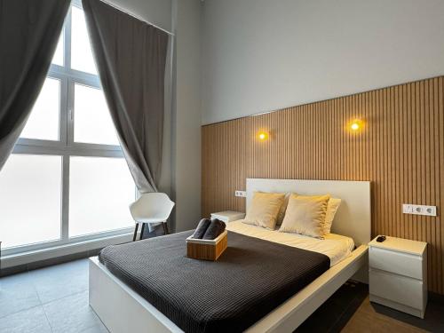 ein Schlafzimmer mit einem Bett und einem großen Fenster in der Unterkunft Cruilles 13 in Valencia