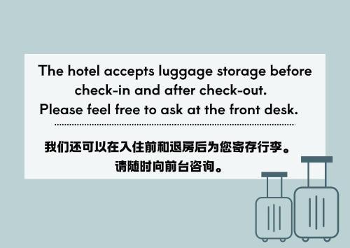 un panneau indiquant que l'hôtel accepte la bagagerie avant l'enregistrement et après le départ dans l'établissement Ryokan Ginkaku Kyoto, à Kyoto