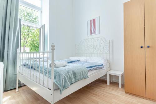 6BR Apartment / Shared Garden near Lorenz Böhler & Danube