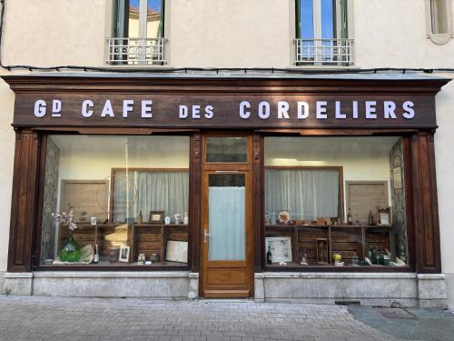 Sijil, anugerah, tanda atau dokumen lain yang dipamerkan di Le Grand Café, centre historique, fibre, ESS, rez-de-chaussée, BedinShop