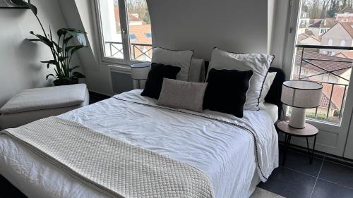 Una cama o camas en una habitación de Appartement Cosy - Proche Roissy, Disney et Gare pour Paris