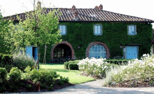 a green house with blue doors in a yard at Residenza Ca De Frati in Arezzo