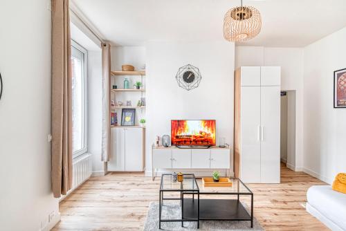 un salon avec une télévision et un canapé dans l'établissement Le Majorelle - Hypercentre - Quartier Apaisant, à Angers