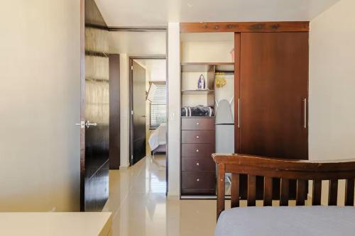 a room with a bedroom with a bed and a closet at Shinyado CDMX in Mexico City