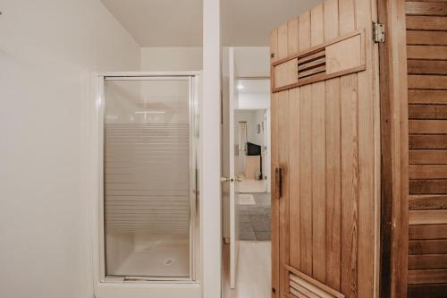 Ένα μπάνιο στο Mt Baker Rim Cabin 19 - Pet Friendly, WIFI, Hot Tub, Sleeps 10