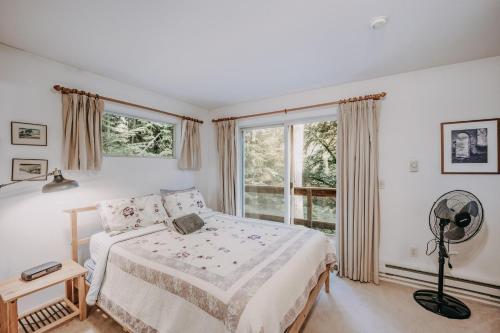 Ένα ή περισσότερα κρεβάτια σε δωμάτιο στο Mt Baker Rim Cabin 19 - Pet Friendly, WIFI, Hot Tub, Sleeps 10