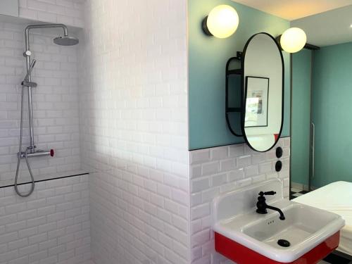 une salle de bain avec un lavabo et une douche dans l'établissement Résidence Port Nature Colline 4 - 2 Pièces 2 Personnes n477 - Naturiste, au Cap d'Agde