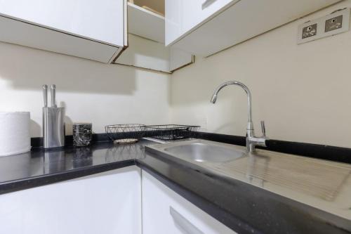Η κουζίνα ή μικρή κουζίνα στο Turquaz Residence