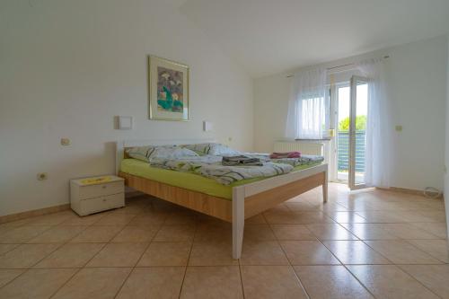a bedroom with a bed in a room at Ferienwohnung Irina in Ližnjan