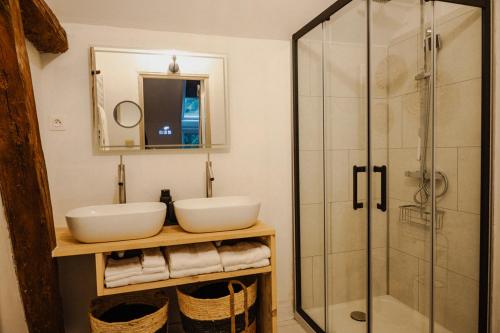 a bathroom with a sink and a glass shower at B&B BienViennue in Marcilly-sur-Vienne