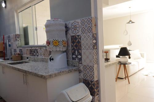 un bagno con lavandino e specchio di Casa 02 a Palhoça