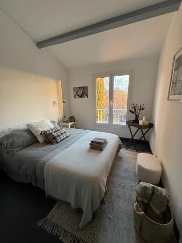une chambre avec un grand lit et une fenêtre dans l'établissement Les restanques maison des chênes vue mer 6 personnes, à Grimaud
