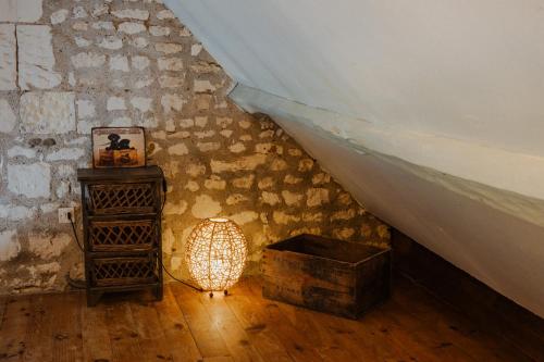 a room with a staircase with a lamp and a ceiling at B&B BienViennue in Marcilly-sur-Vienne