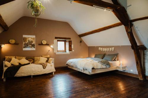 a bedroom with two beds in a attic at B&B BienViennue in Marcilly-sur-Vienne