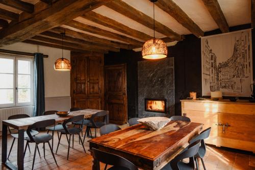 a dining room with a table and chairs at B&B BienViennue in Marcilly-sur-Vienne