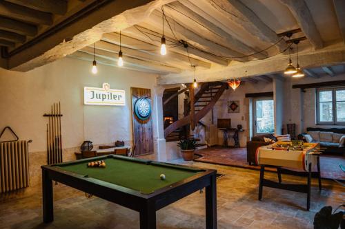 a living room with a pool table in it at B&B BienViennue in Marcilly-sur-Vienne