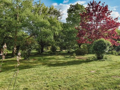 a park with trees and grass and a field at B&B BienViennue in Marcilly-sur-Vienne