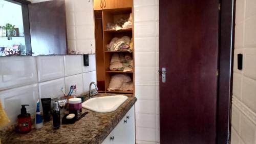 bagno con lavandino e piano di lavoro di Carnaval Olinda-PE, casa à 5km do centro! a Olinda