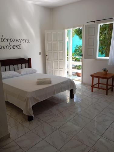 a bedroom with a bed and a tiled floor at Pousada Iakã Boipeba in Ilha de Boipeba