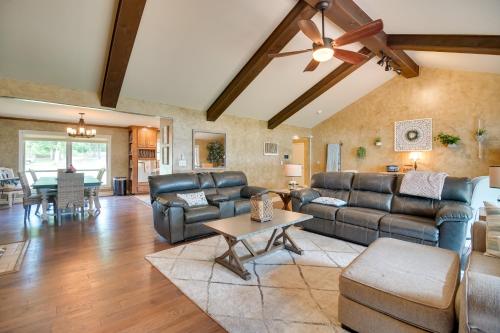 Ein Sitzbereich in der Unterkunft On-Site Lake Access Group Getaway in Afton