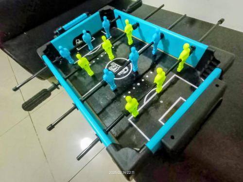 a toy group of people in a wrestling ring at Departamento entero de 3 dormitorios en urbanización privada con garaje y seguridad 24h in Guayaquil