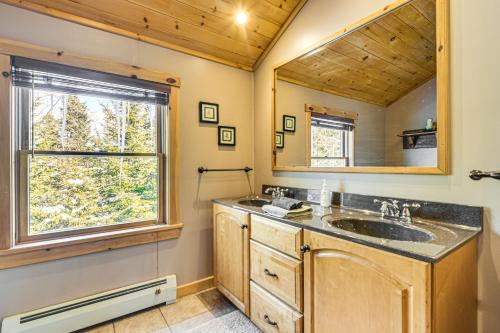 une salle de bain avec un lavabo et une fenêtre dans l'établissement Private Hot Tub and Sauna Bryant Pond Retreat!, à Bryant Pond