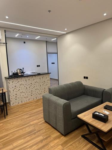 a living room with a couch and a table at قمة راحتي للشقق المخدومة Qimat Rahaity SERVICED APARTMENTS in Yanbu