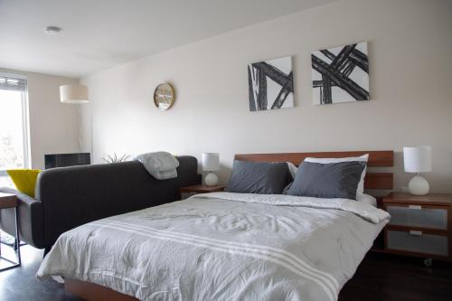 Ένα ή περισσότερα κρεβάτια σε δωμάτιο στο Capitol Hill Modern Studio with Free Parking!