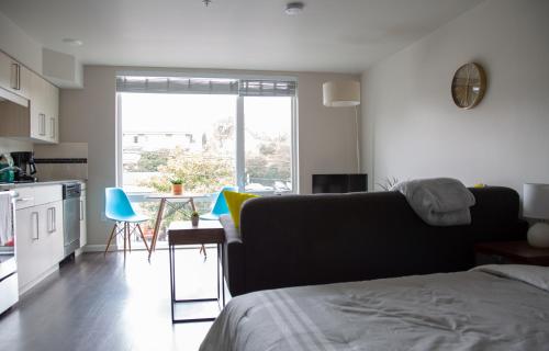 Η κουζίνα ή μικρή κουζίνα στο Capitol Hill Modern Studio with Free Parking!