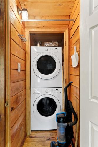 a washer and dryer in a tiny house at Romantic Hideaway in Rogers