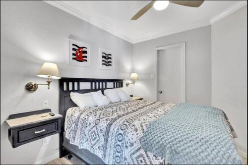 เตียงในห้องที่ Ocean & Pool Views Top Floor - Shoreline Stays 03