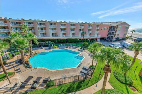 Πισίνα στο ή κοντά στο Ocean & Pool Views Top Floor - Shoreline Stays 03