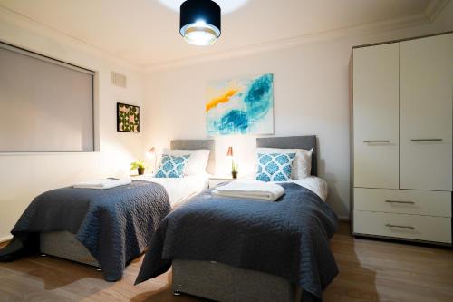 Ένα ή περισσότερα κρεβάτια σε δωμάτιο στο Spacious, 4 Bedroom, Free Parking & Garden