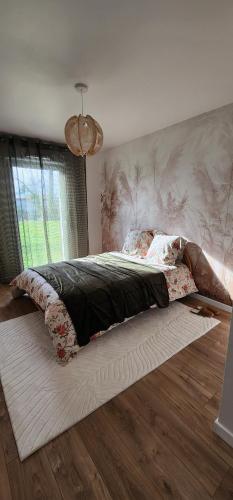 - une chambre avec un grand lit et un grand tapis dans l'établissement Saint-A Loft, à Saint-Agathon