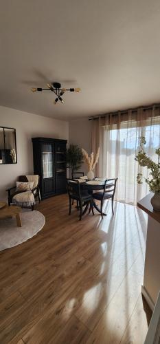 un salon avec une table et un canapé dans l'établissement Saint-A Loft, à Saint-Agathon