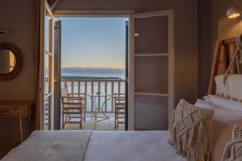 Cama ou camas em um quarto em Archontiko Seaside Hotel